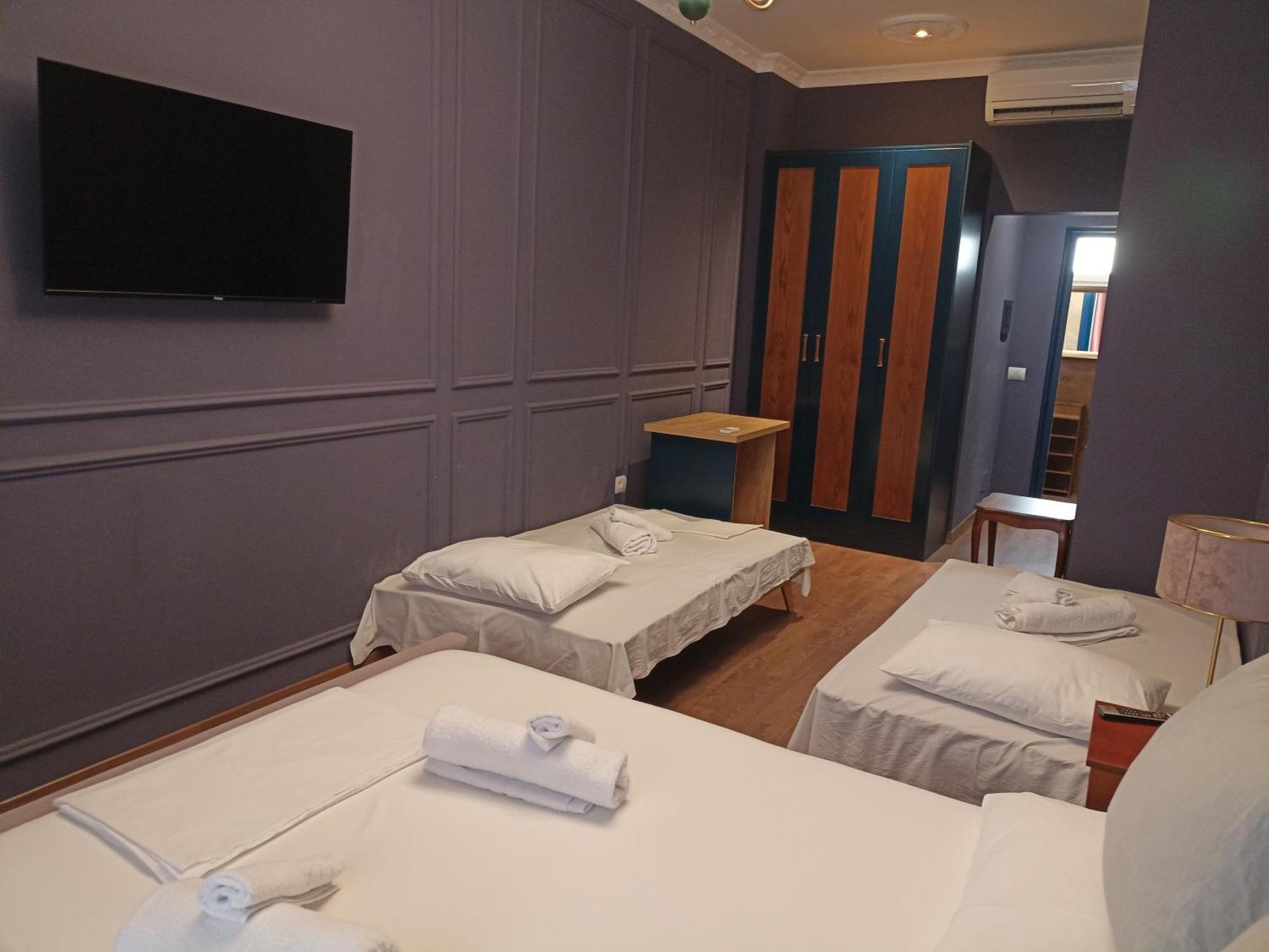 Amo'S Hotel Shkoder Exterior photo